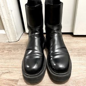 Chunky leather boots, with some scuffs and creases. I’m good condition.